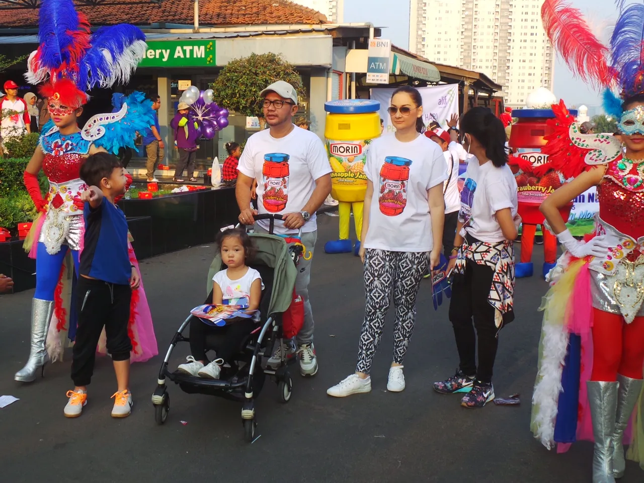 Mona dan keluarga ikuti CFD di Sudirman © KapanLagi®/Hendra Gunawan