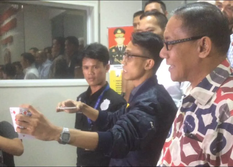 Ario pamer kemampuan sulapnya © KapanLagi.com®/Abbas Aditya