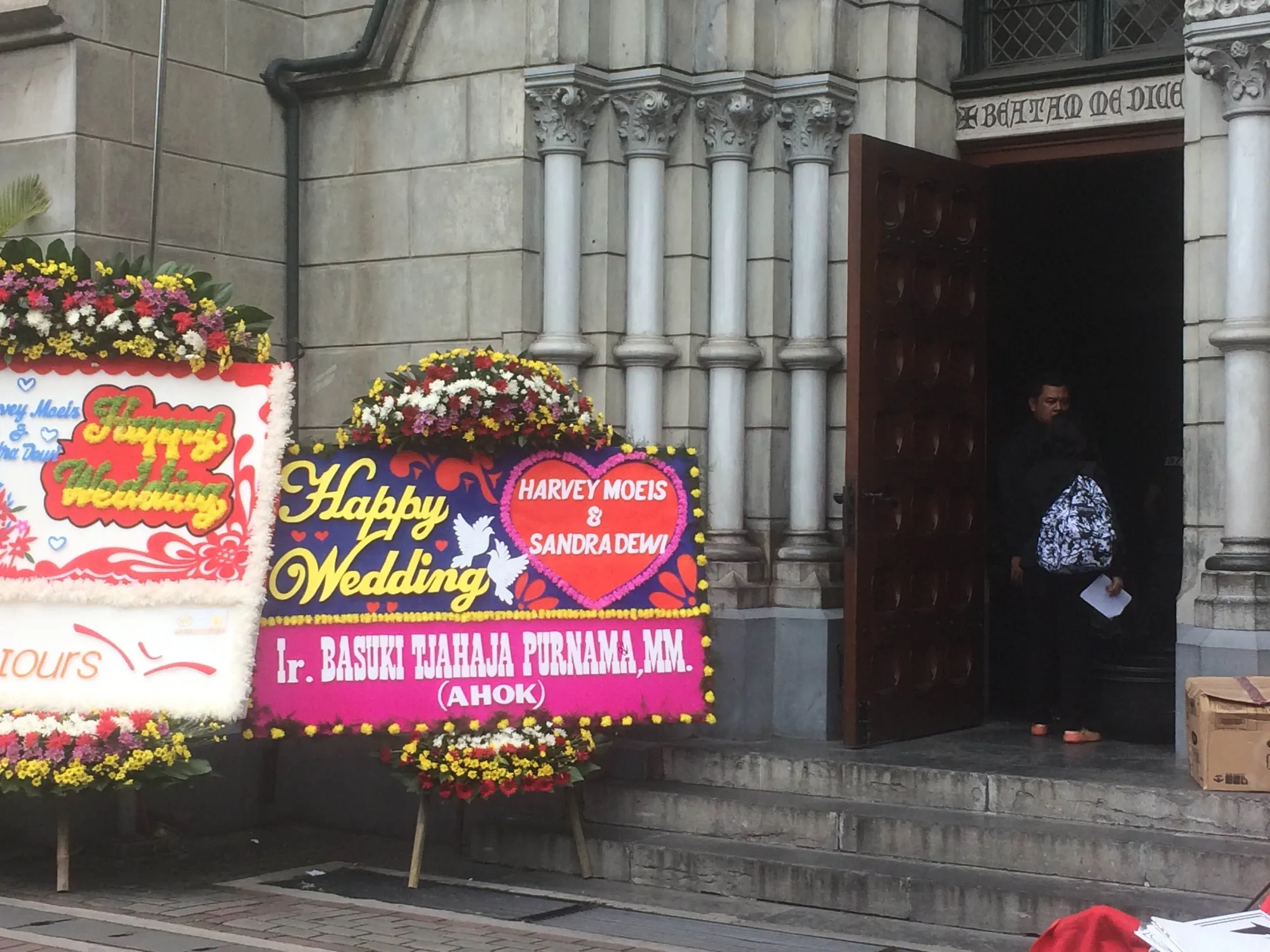 Karangan bunga dari Ahok di pemberkatan pernikahan Sandra Dewi. ŠKapanLagi.com/Mathias Purwanto