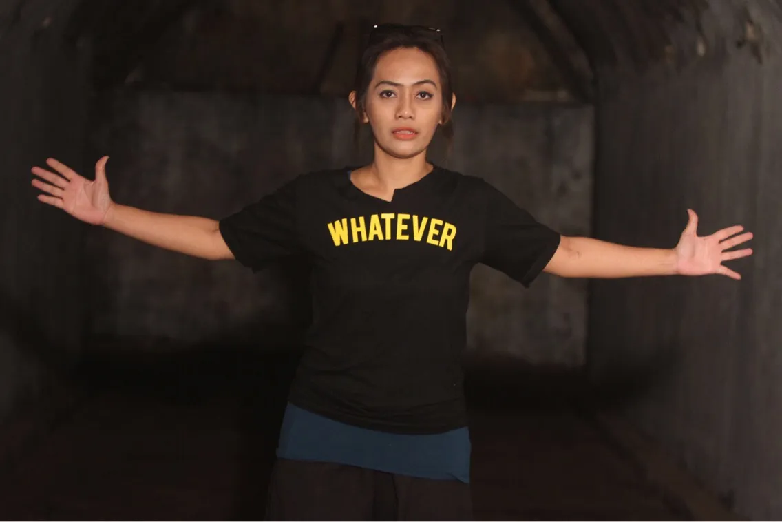 Citra Prima menjaga rekannya di lokasi syuting © Hitmaker Studios