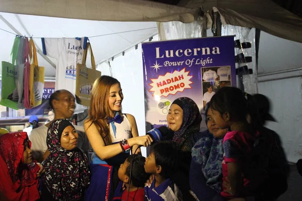 Bella menikmati waktu berjumpa dengan para fans ©KapanLagi.com®/Fikri Alfi Rosyadi