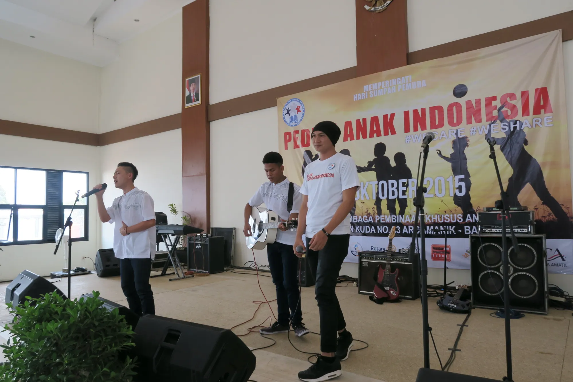 Anji saat menghibur para anak Lapas © dokumen pribadi