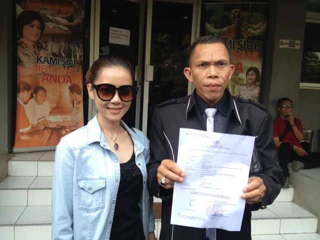 Rere (kiri) siap jebloskan istri Charly ke penjara © KapanLagi.com®/Hendra Gunawan