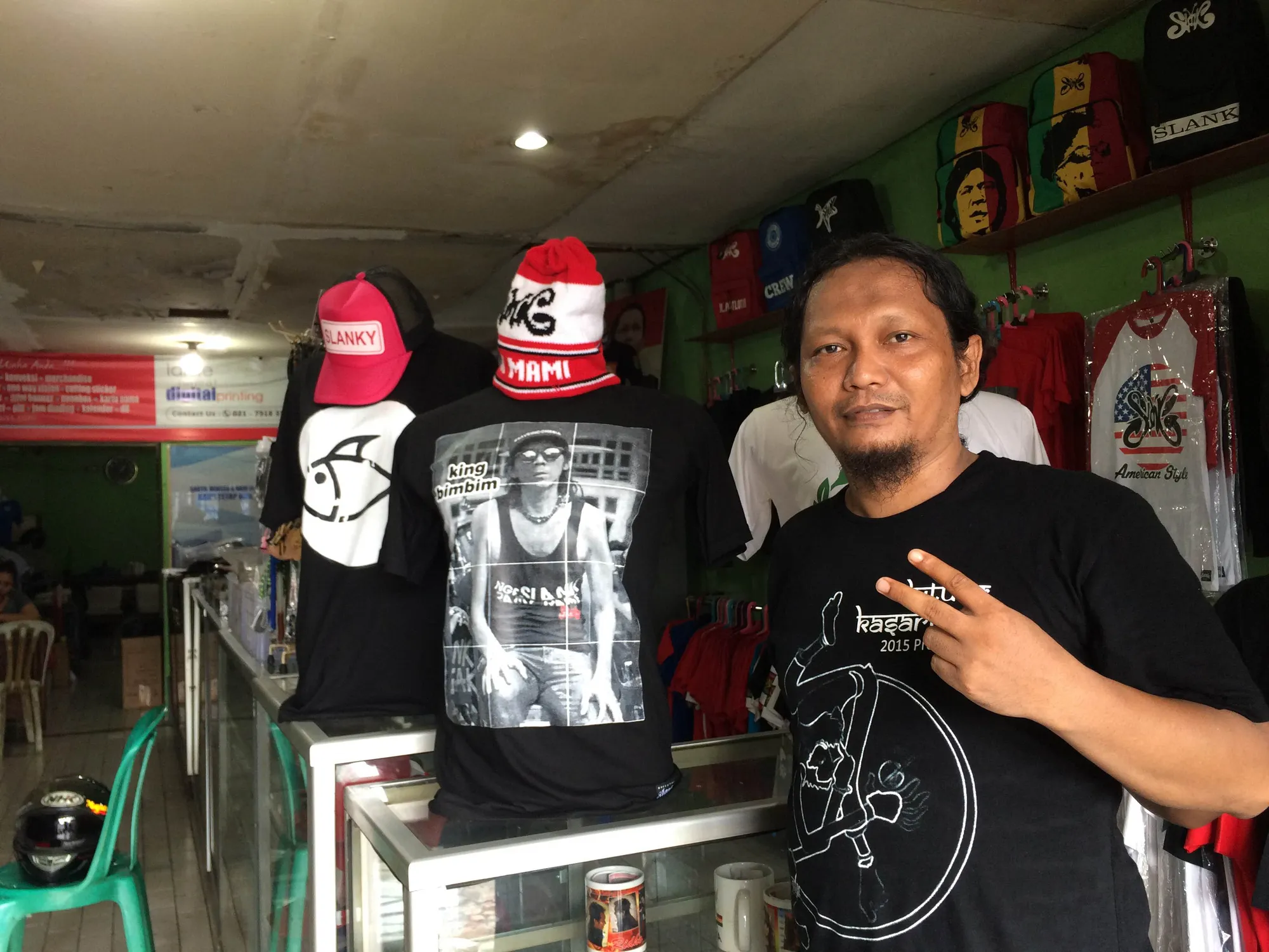 Firman Abadi selalu sempatkan diri untuk gotong royong © Kapanlagi.com®/Fikri Alfi Rosyadi