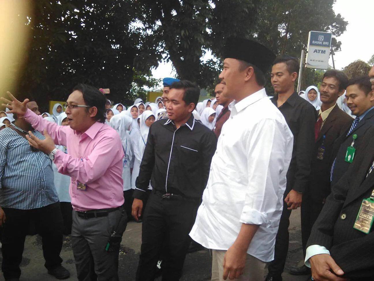 Wali Band saat bersama Menpora mengunjungi Pondok Pesantren La Tansa. ©KapanLagi.com