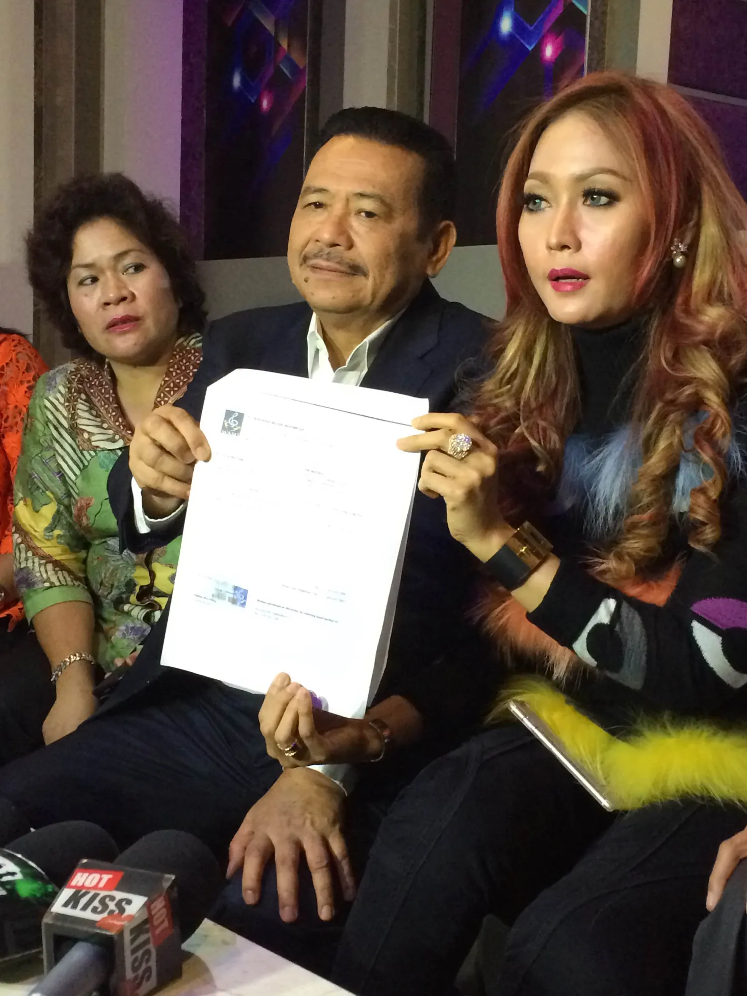 Inul Daratista berikan bukti untuk kasus hukum yang menjerat rumah karaokenya @foto : KapanLagi.com®/Nuzulur Rakhmah