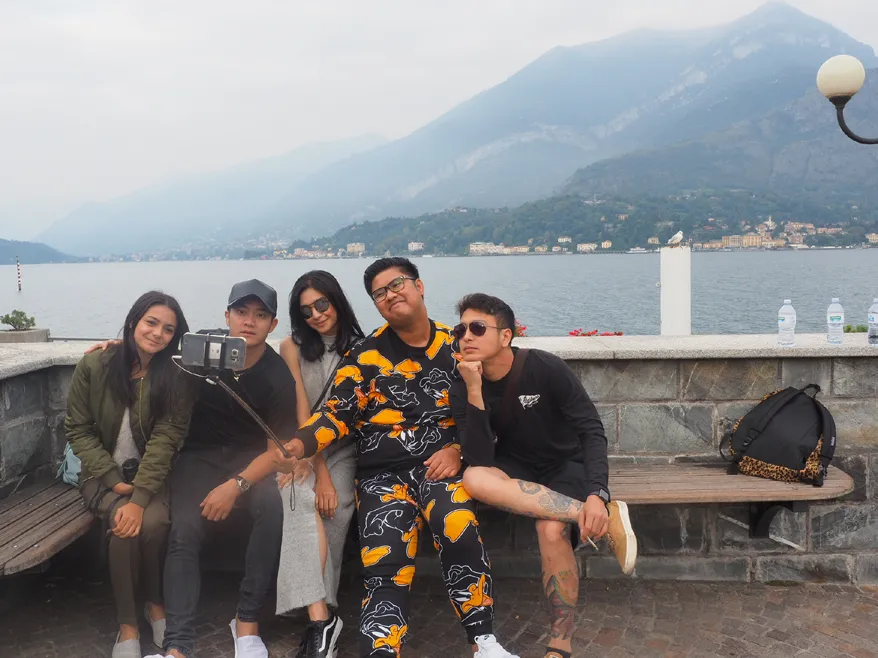 Syuting sampai pagi dan tidur beberapa jam, para pemain film promise tak protes. ©Screenplay Films®/Alexander Thian