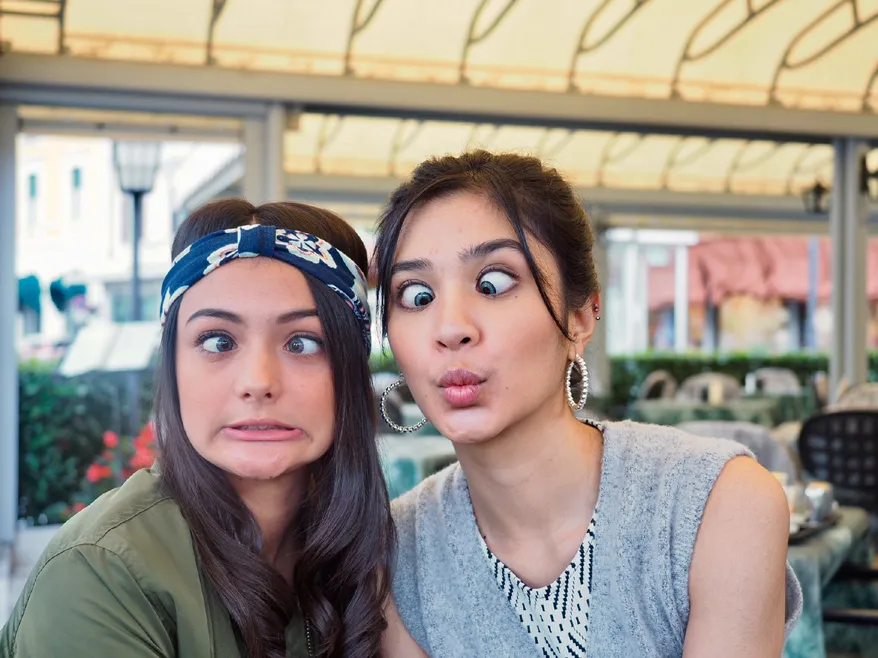 Amanda dan Mikha memamerkan keahlian menjulingkan matanya ©Screenplay Films®/Alexander Thian