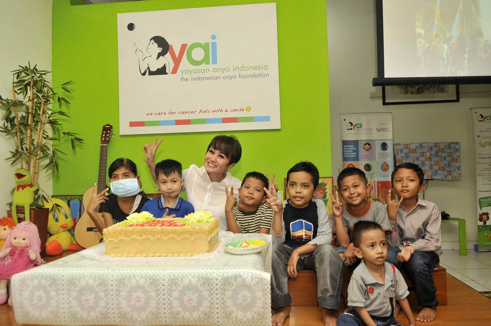 Sisca Dewi rayakan ulang tahun bersama anak-anak di Yayasan Anyo Indonesia. ©KapanLagi.com/Muhammad Akrom Sukarya