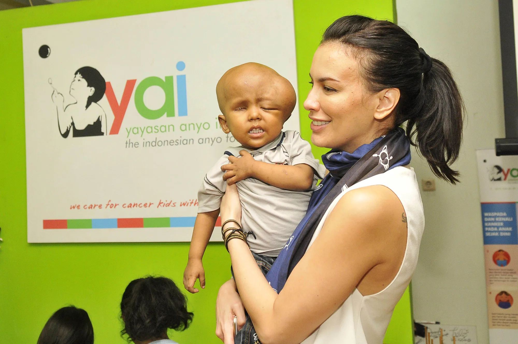 Tanpa ragu Sophia Mueller menggendong salah satu anak. ©KapanLagi.com/Muhammad Akrom Sukarya