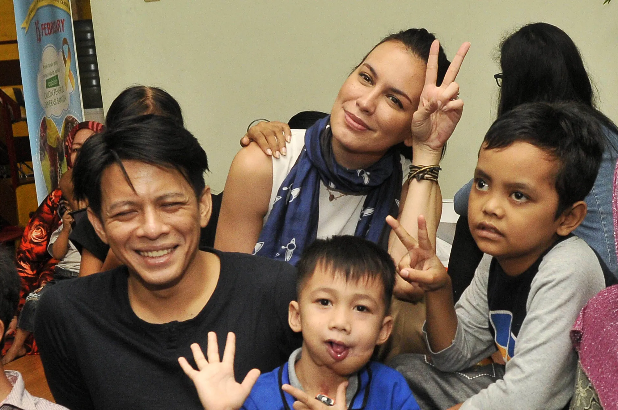 Sophia Mueller dan Ariel NOAH berbagi kebahagiaan dengan anak-anak penderita kanker. ©KapanLagi.com/Muhammad Akrom Sukarya