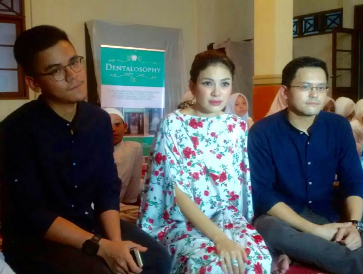 Nikita Mirzani ajak dokter tampan untuk memeriksa kondisi gigi anak yayasan © KapanLagi.com/Bayu Herdianto