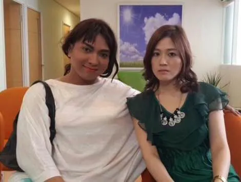 Rangga Djoned (kiri) saat berperan jadi Yasmine dalam web series Kisah Karlo/©twitter.com/paul_agusta
