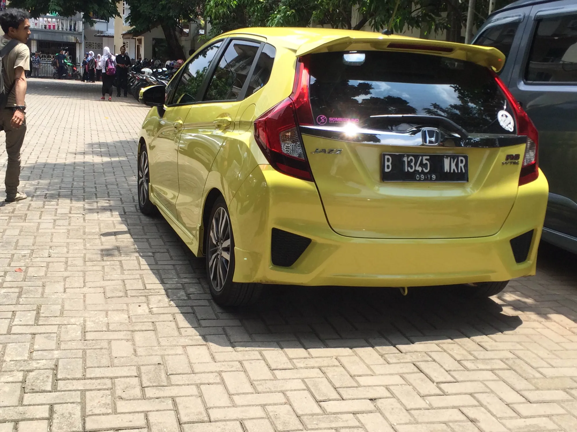Mobil Yang Mengantar Aurel © Kapanlagi/Fikri Alfi Rosyadi