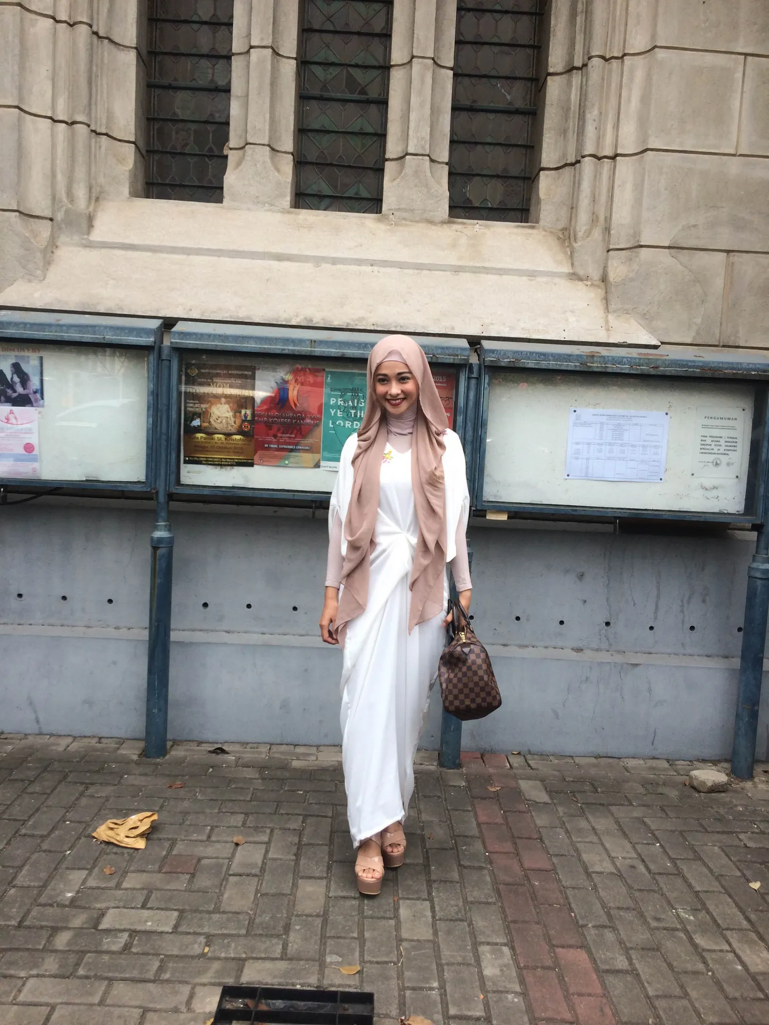 Toleransi beragama, Poppy Bunga yang berhijab hadir di Gereja Katredal Jakarta untuk berbahagia atas perkawinan sahabatnya Chelsea Olivia. ©KapanLagi.com/Adi Abbas Nugroho
