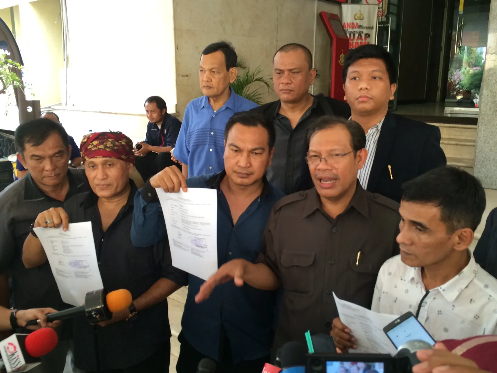 Lima musisi resmi laporkan tiga rumah karaoke ke kepolisian © Kapanlagi.com®/Hendra Gunawan