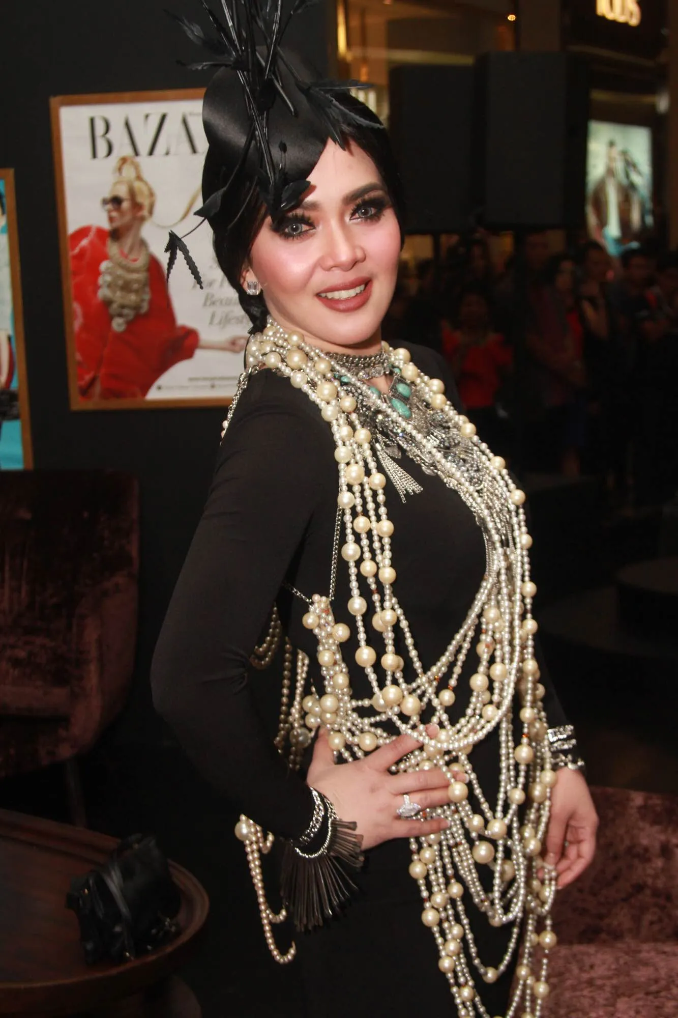 Syahrini kenakan ratusan rangkai mutiara yang dibuat secara spesial. ©KapanLagi.com/Adi Abbas Nugroho