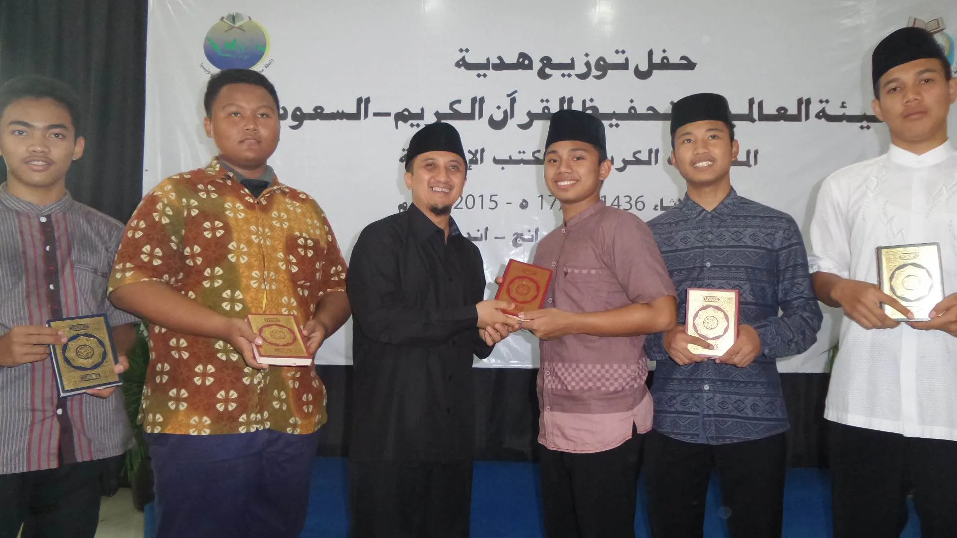 Yusuf Mansur membagikan 1000 kontainer Al Quran untuk para santri. ©KapanLagi.com®/Nuzurul Rakhmah