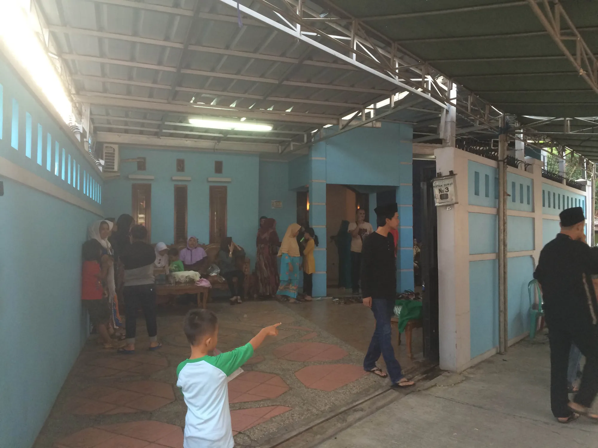 Warga bergotong royong mendirikan tenda dan menyusun kursi di kediaman Budi Anduk. ©KapanLagi.com/Mathias Purwanto