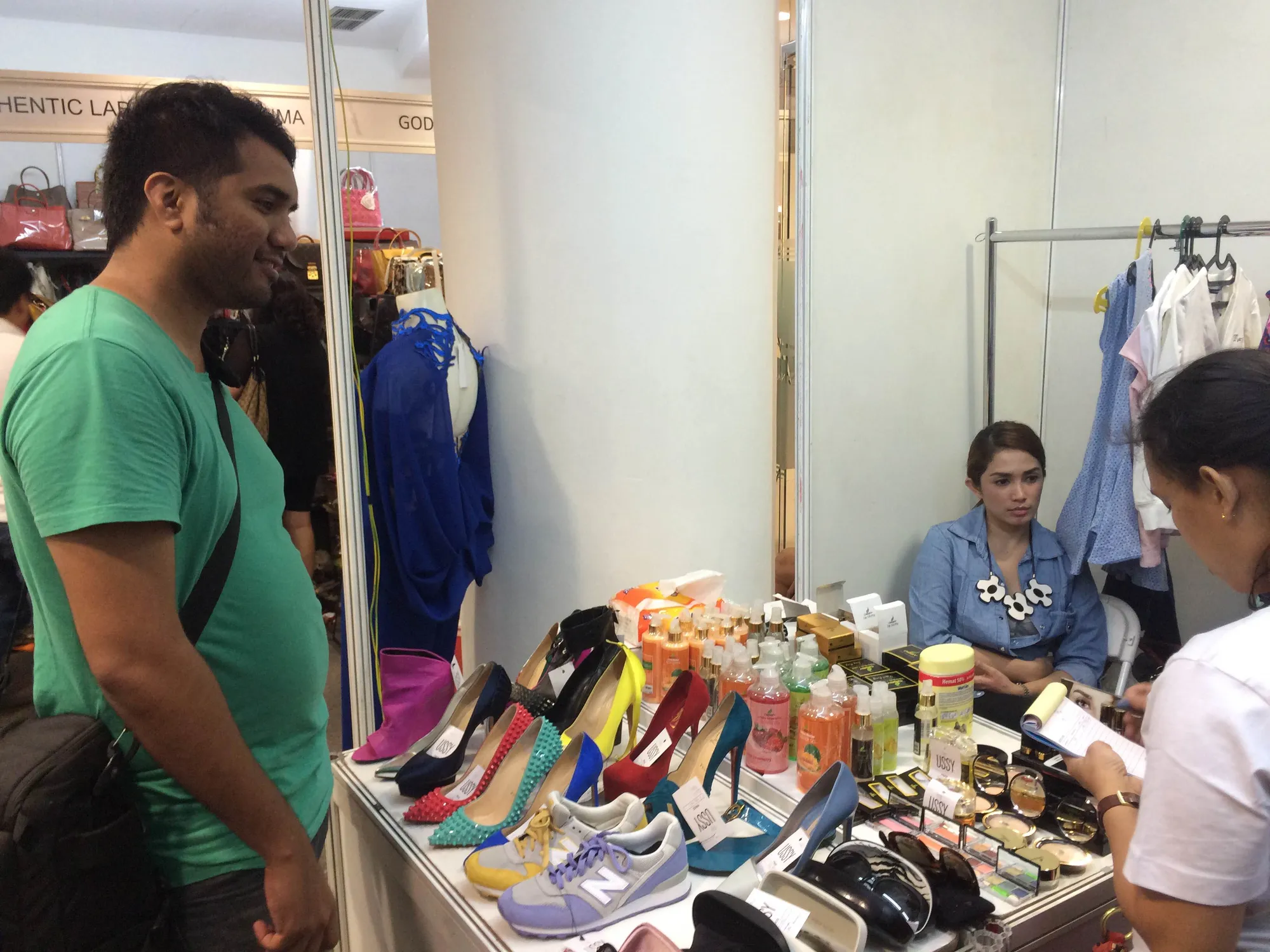 Ussy Sulistiawaty menjual koleksi baju dan sepatu miliknya dengan harga murah. ©KapanLagi.com/Fikri Alfi Rosyadi