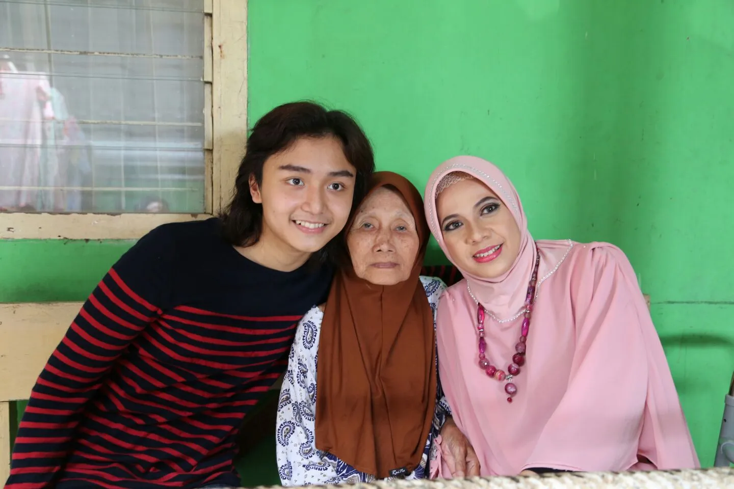 Leon Dozan rayakan hari ibu bersama dengan penghuni panti Jompo © KapanLagi.com®