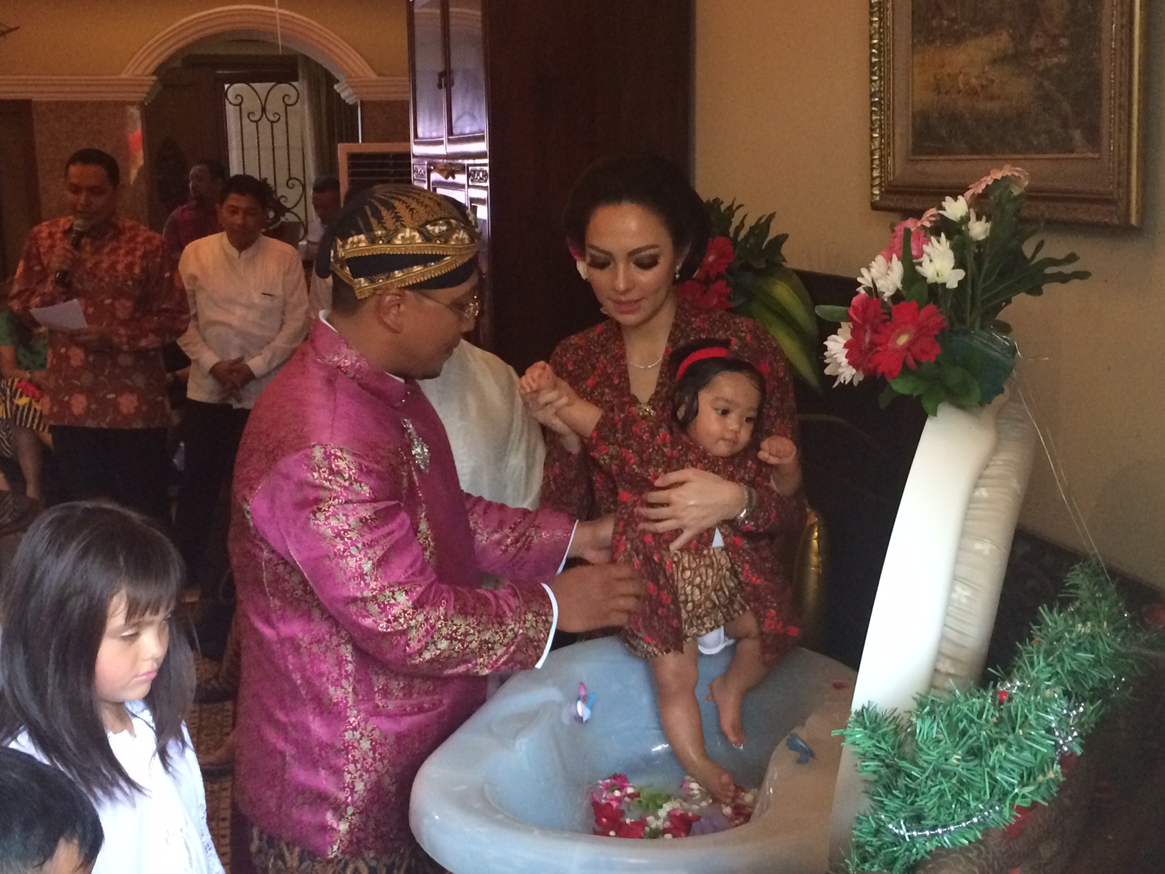 Reisa Kartikasari gelar acara injak tanah untuk anaknya @ KapanLagi.com/Hendra Gunawan