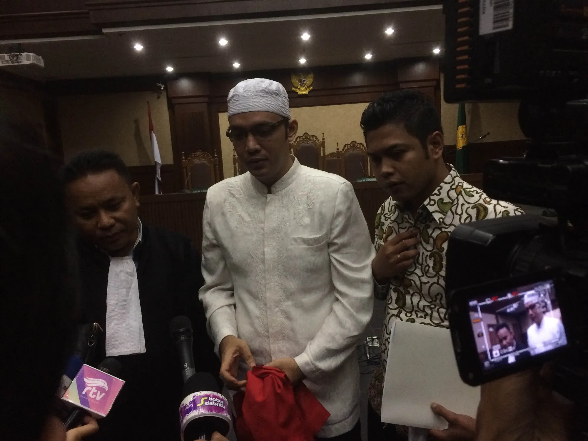 Permohonan eksepsi Sandy Tumiwa ditolak pengadilan © KapanLagi.com®/Budy Santoso