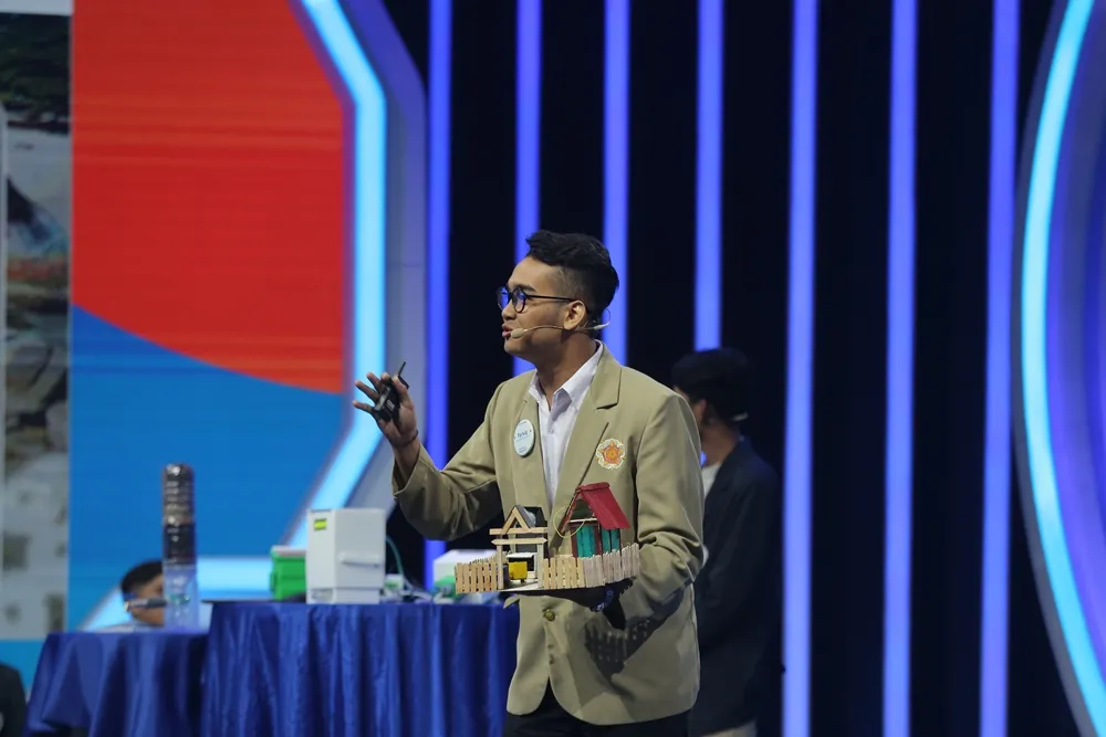 Faruq, tim finalis UGM tampil dalam sesi idea Pitch dengan membawa alat peraga. (c) Adrian Putra/KapanLagi