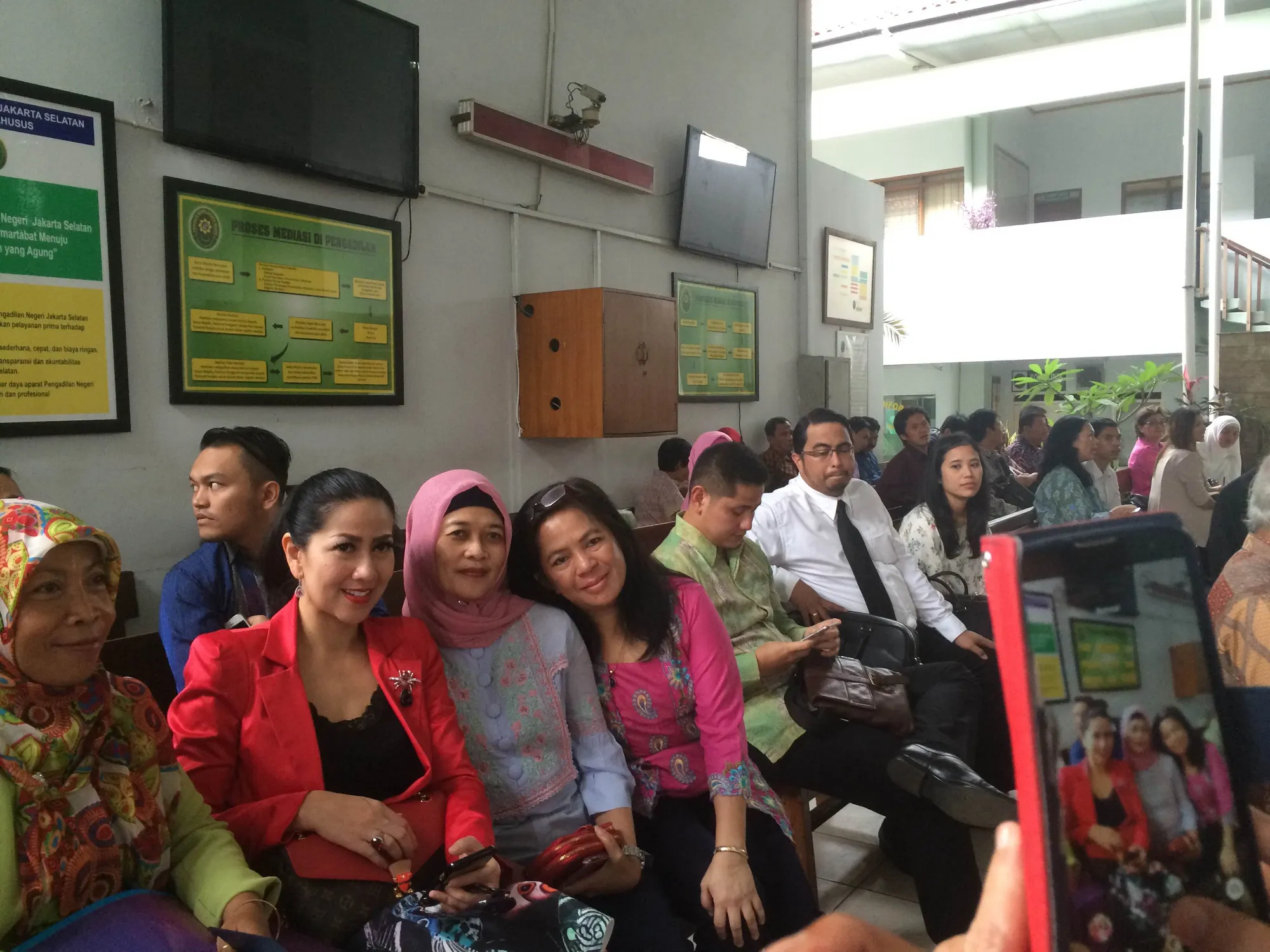 Venna diajak ibu-ibu untuk berfoto ketika berada di PN Jakarta Selatan. ©KapanLagi.com/Mathias Purwanto