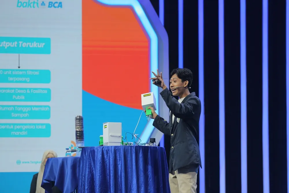 Tri, tim finalis UIN Sunan Gunung Djati tampil dalam sesi Idea Pitch dengan membawa alat peraga. (c) Adrian Putra/KapanLagi