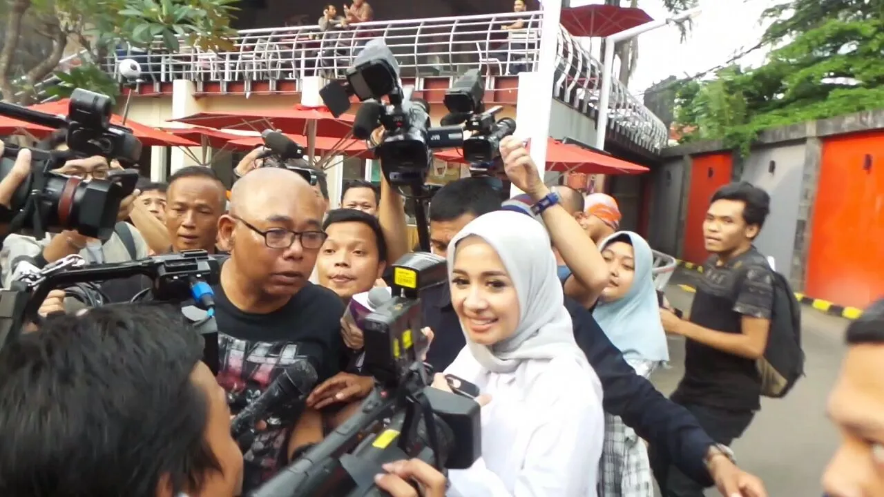 Bella saat ditunggu awak media © KapanLagi.com®/Abbas Adi Nugroho