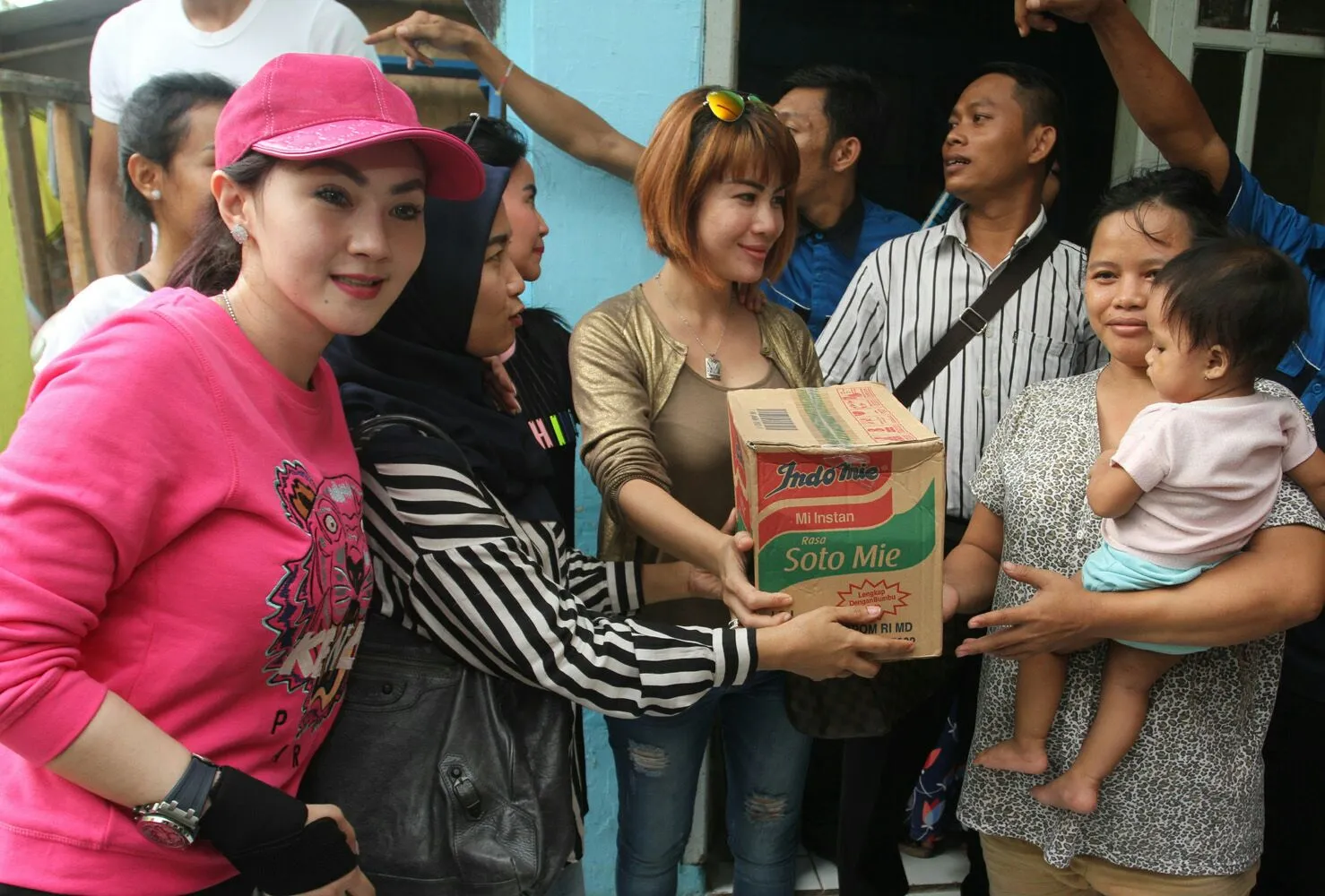 Ade Fitrie Meringankan Beban Korban Kebakaran © Kapanlagi
