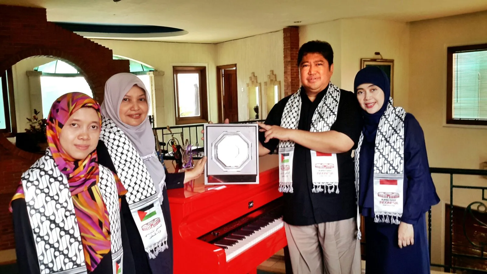 Ayah Vidi Aldiano terima penghargaan dari Mer-C © Kapanlagi.com®/Hendra Gunawan