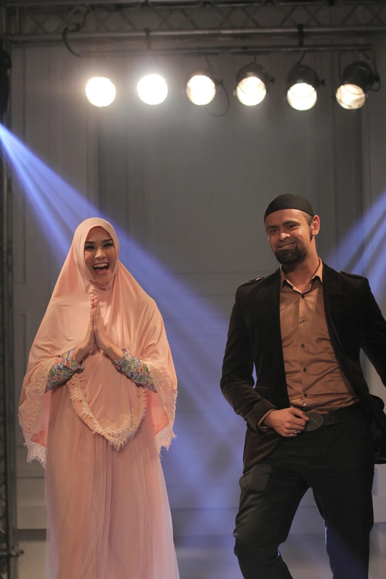 Zaskia Adya Mecca pakai hijab besar dalam film ini. (Dapur Film)