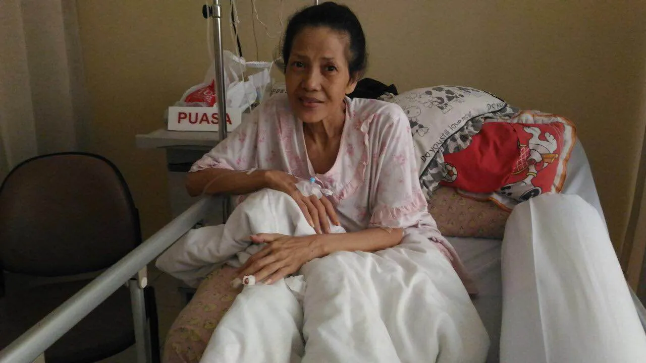 Penglihatan Yenny Farida mulai menurun sejak setahun belakangan © Kapanlagi.com®/Fikri Alfi Rosyadi