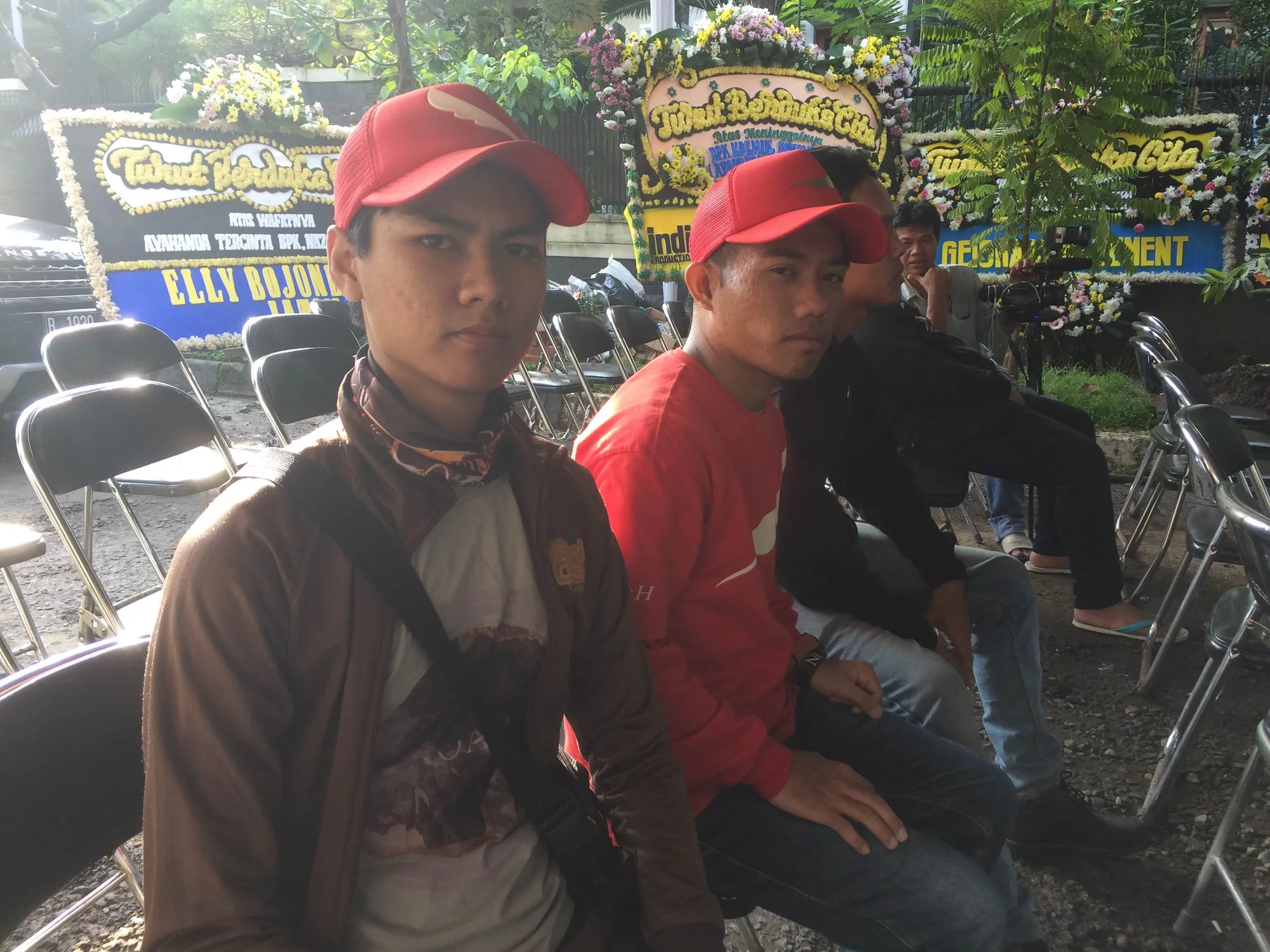 Sejumlah Sahabat NOAH berdatangan di kediaman almarhum ayah Ariel. ©KapanLagi.com/Mathias Purwanto