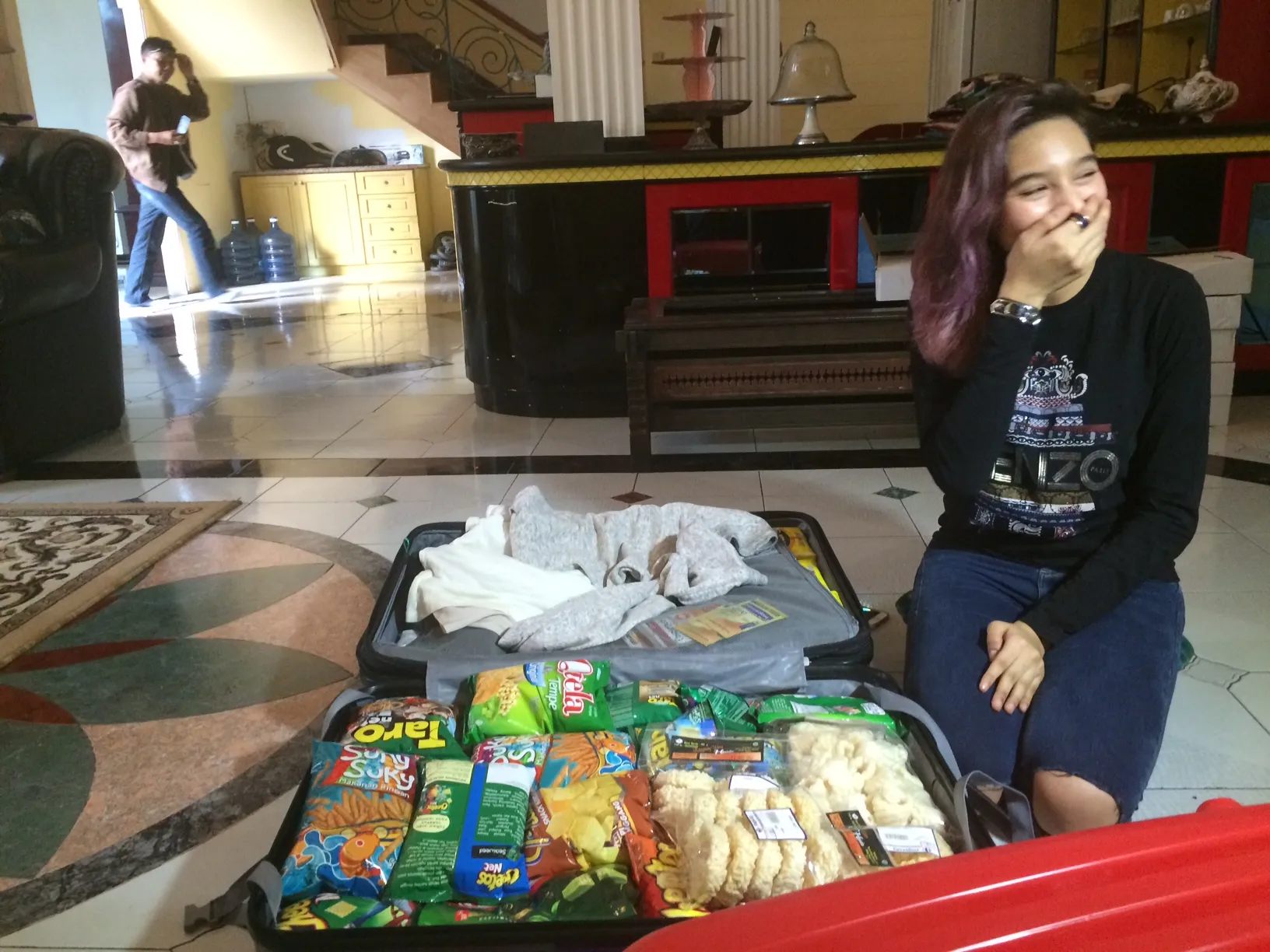 Gesya Shandy membawa makanan khas Indonesia dalam koper-kopernya © KapanLagi.com®