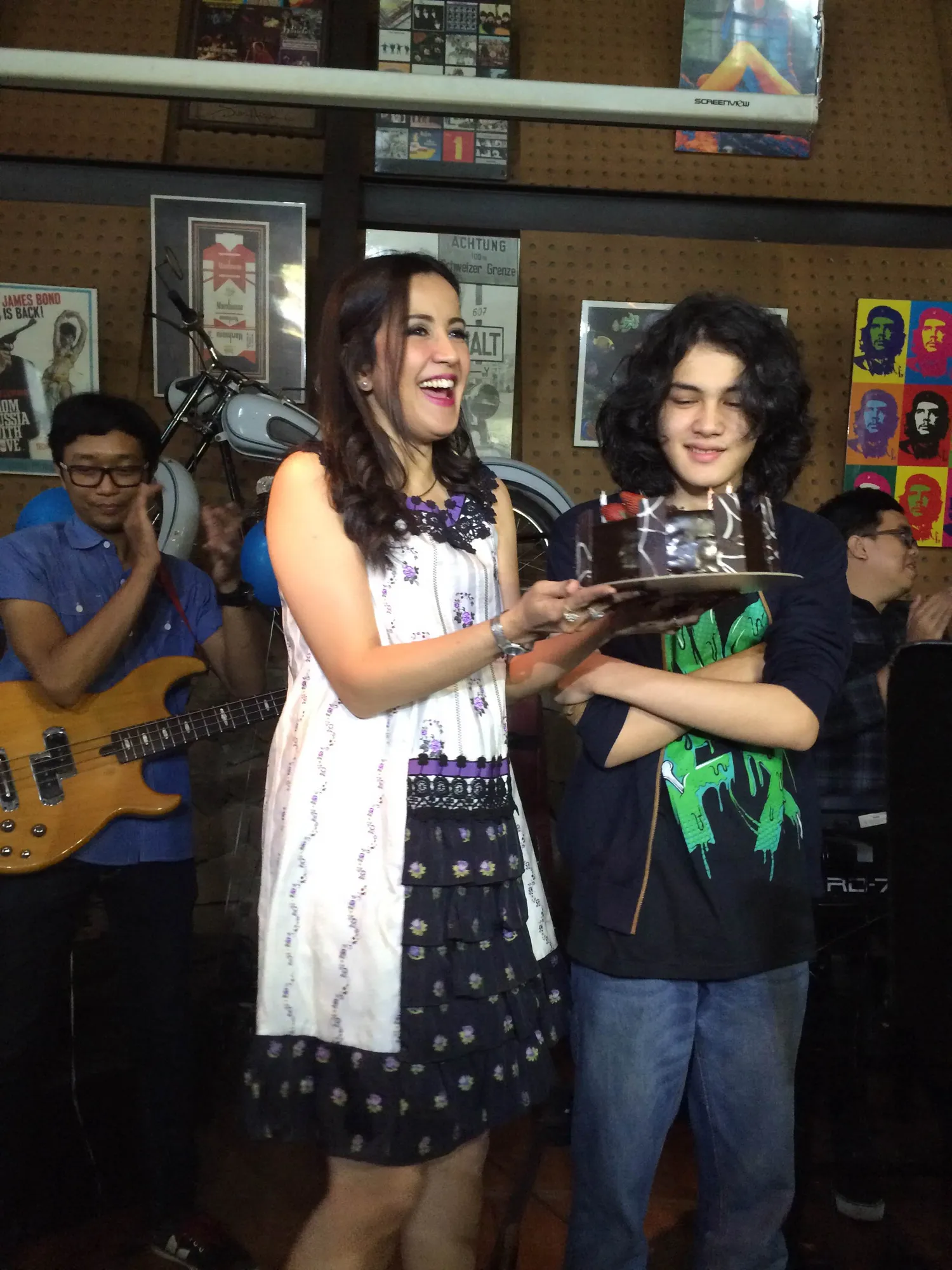 Shawn Adrian mendapatkan kejutan ultah dari sang Mama. ©KapanLagi.com/Nuzurul Rakhmah