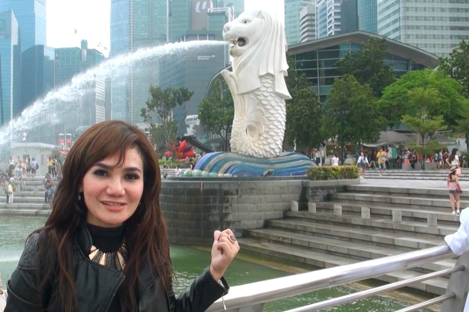 Pertama Ke Singapura Nina Wang Langsung Pose Di Merlion Park