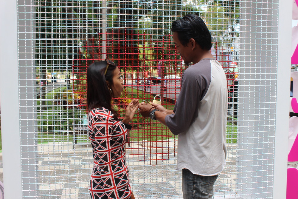 FOTO Gembok Cinta Ala Prancis Dipasang di Taman Veteran 