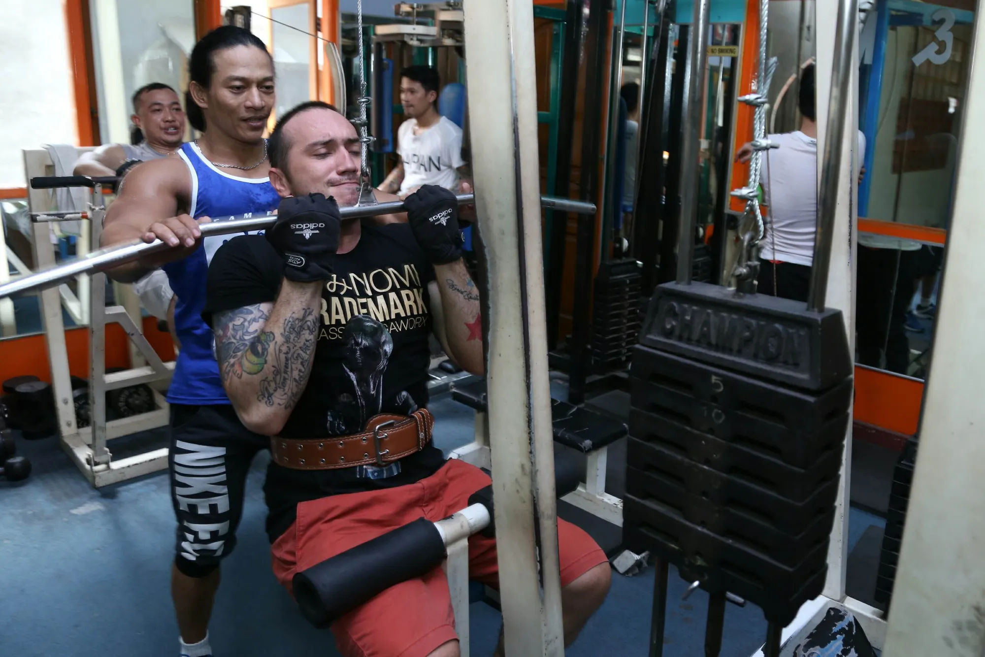 Gary Iskak sibuk membentuk tubuhnya. ©KapanLagi.com/Fikri Alfi Rosyadi