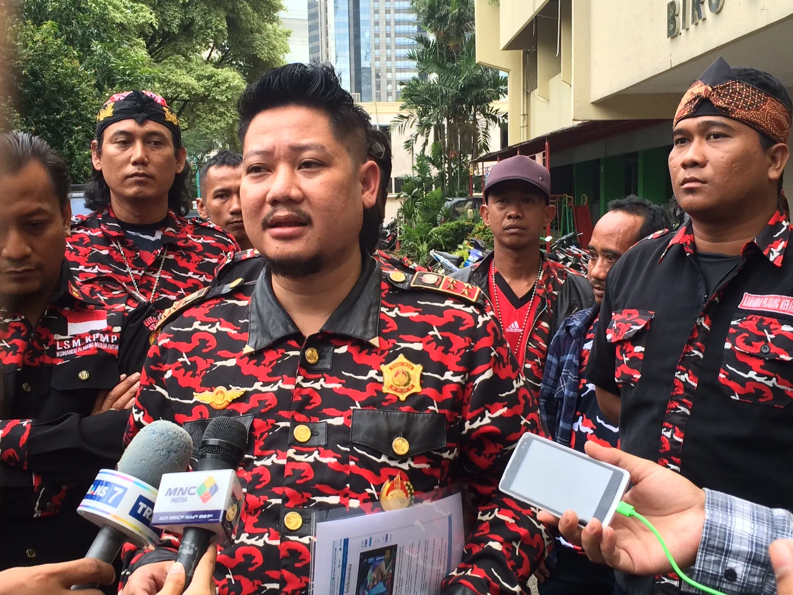 Ki Kusumo melaporkan Zaskia Gotik © KapanLagi.com®/Budy Santoso