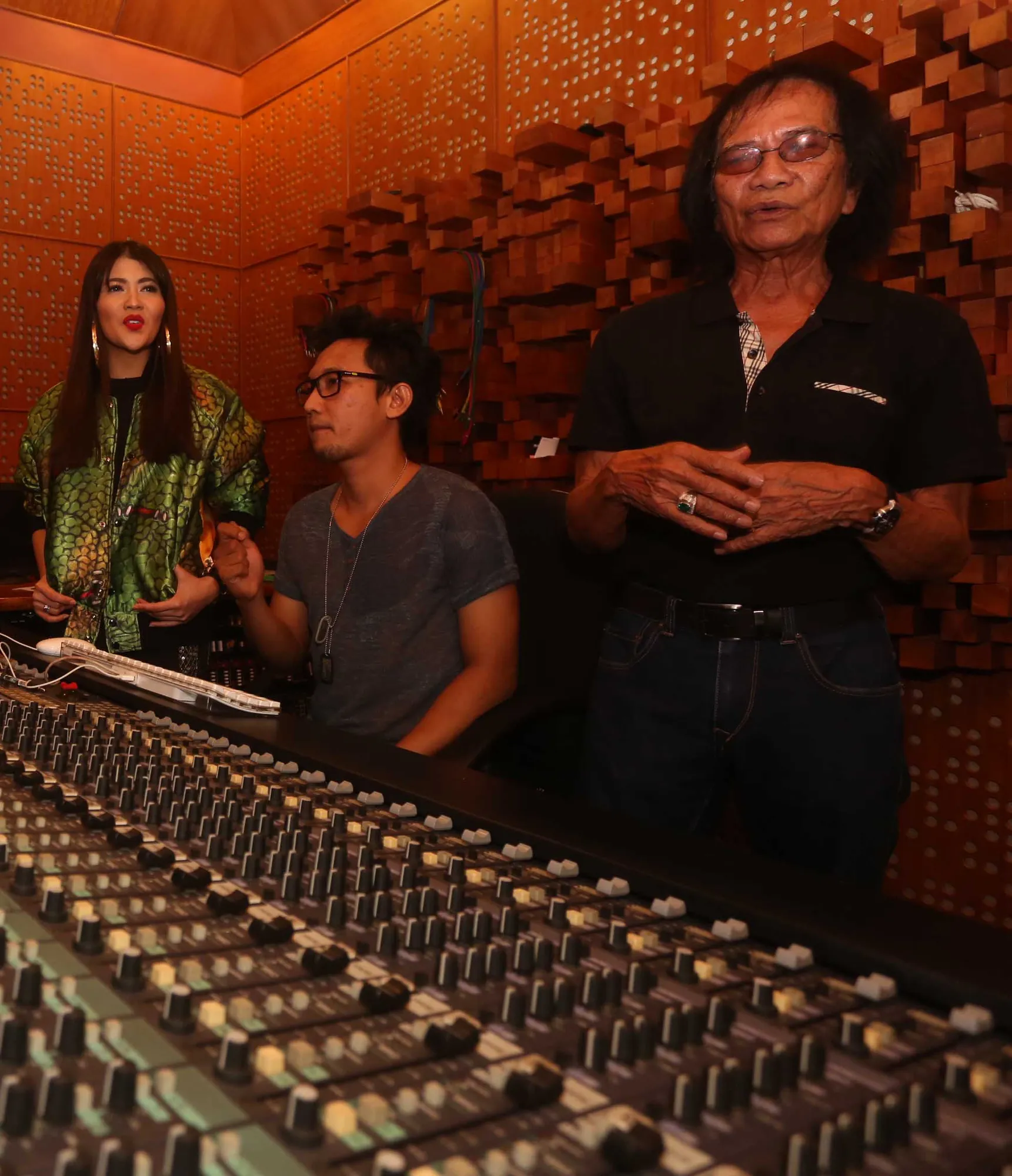 Yon Koeswoyo lakukan take vocal bareng Indah Dewi Pertiwi foto via Sahal Fadhli/KapanLagi.com®