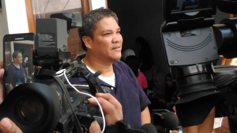 Hilmi Salahudin ceritakan bahwa sang istri tak bisa lakukan salat karena gips yang dikenakan Renita terkena air kencing © KapanLagi.com®/Abbas Aditya