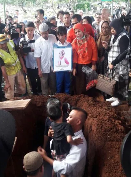 Anak semata wayang cium jenazah Renita Sukardi di liang lahat © KapanLagi.com®/Abbas Adi Nugroho