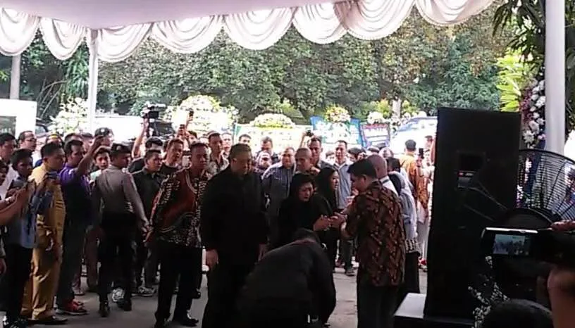 SBY melayat ke rumah duka/©KapanLagi.com®/Fikri Alfi Rosyadi