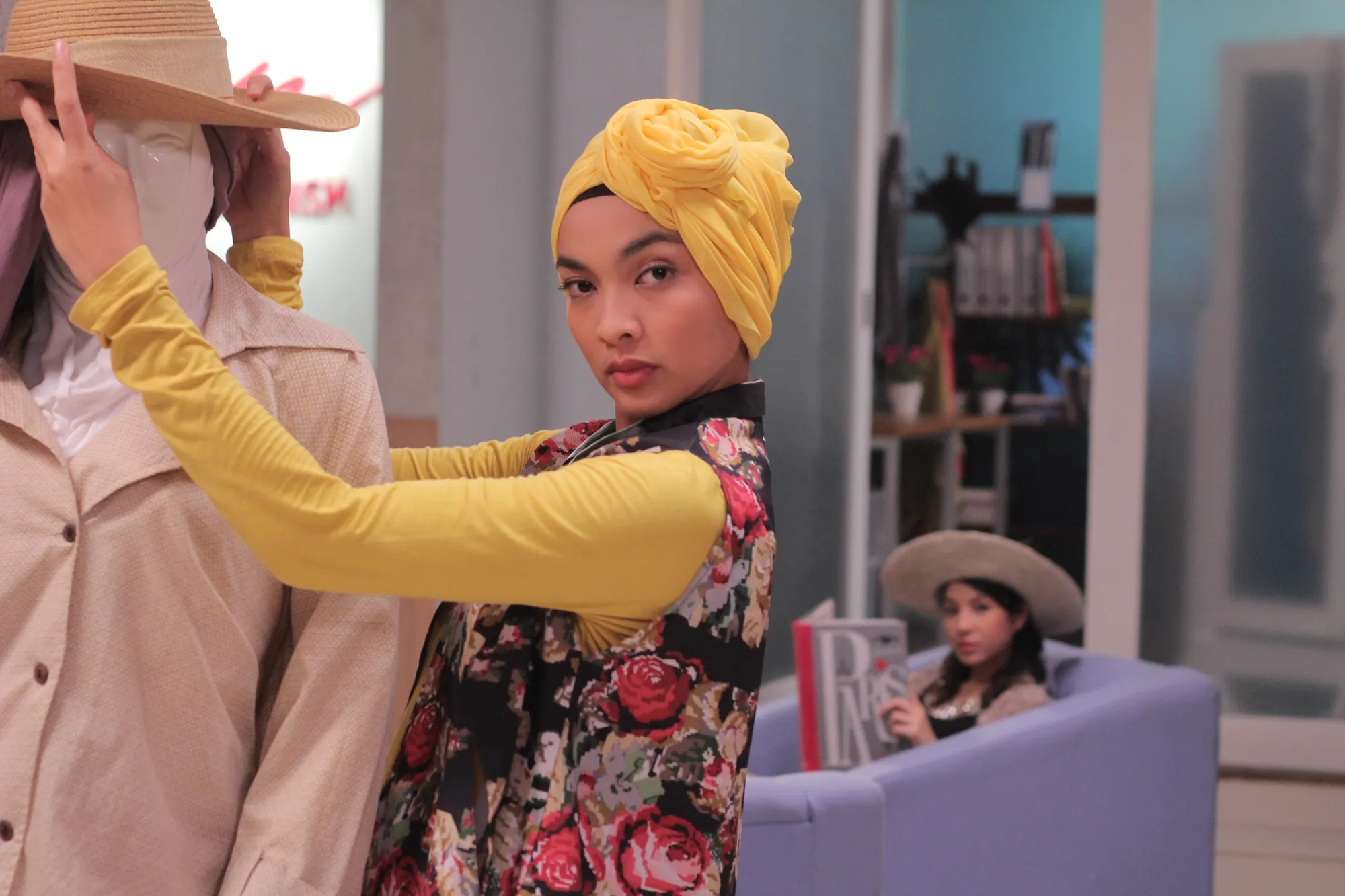 Tata pakai turban. Penampilan hijabnya berbeda dengan teman-temannya. (dok. Dapur Film) 