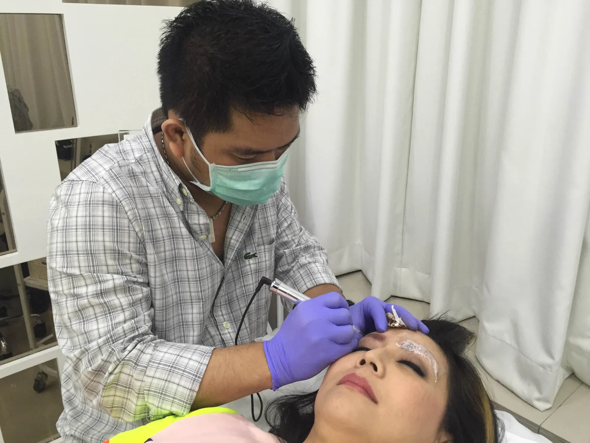 Tessa jalani sulam alis microblading © KapanLagi.com®/Sahal Fahdli