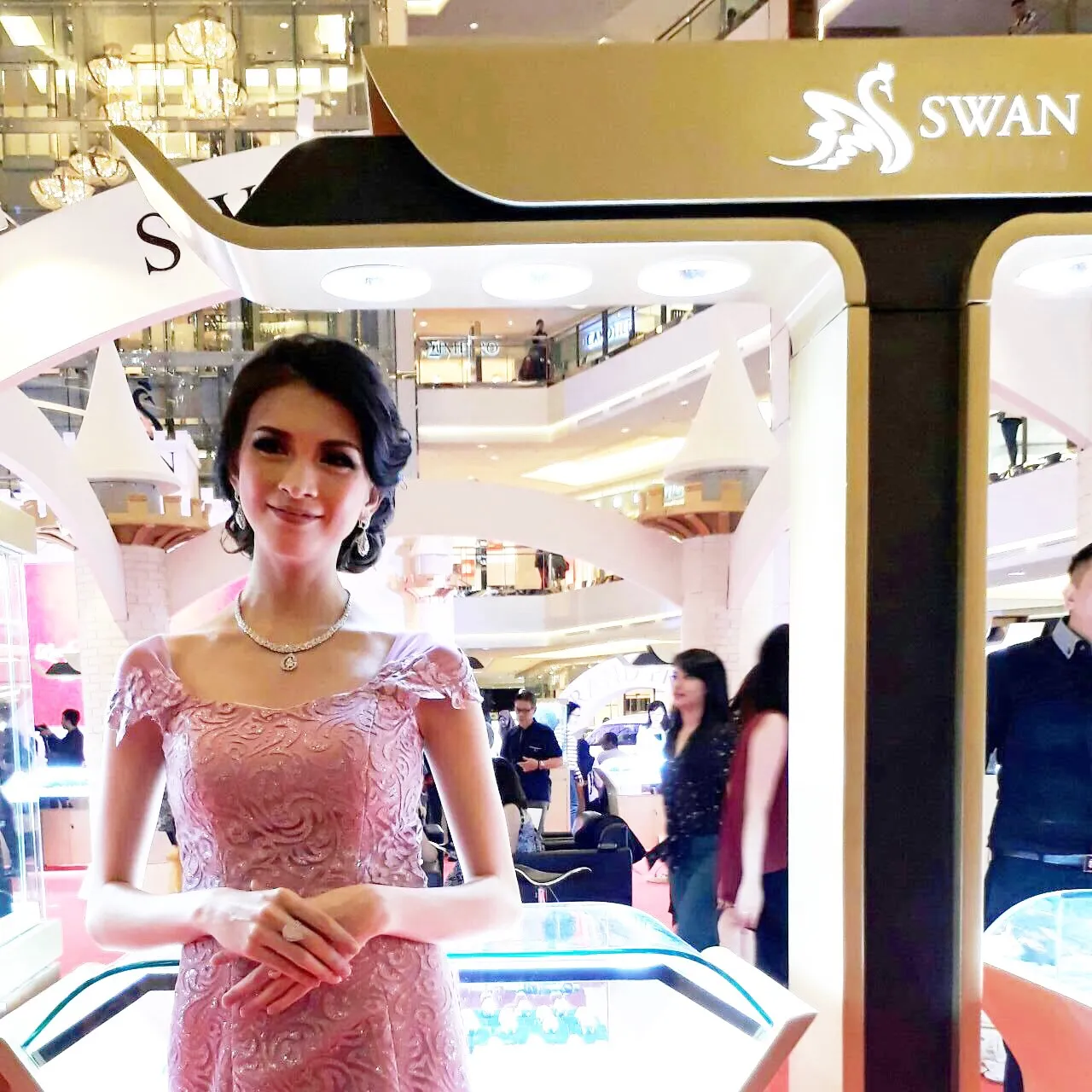 Donita sudah menjual beberapa diamond © KapanLagi.com®/Mathias Purwanto