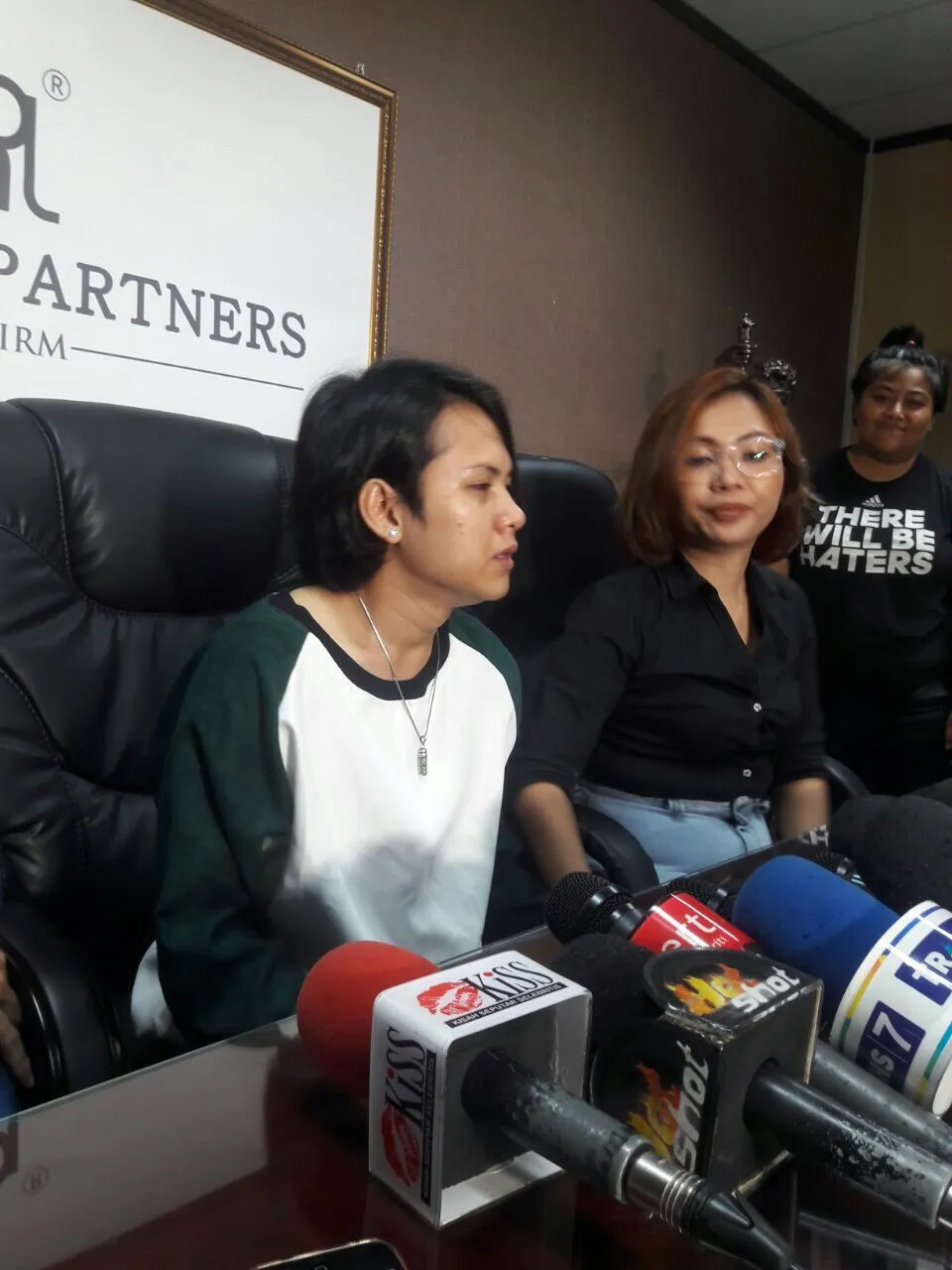 Evelyn terlihat sembab saat preskon © KapanLagi.com®/Abbas Adi Nugroho
